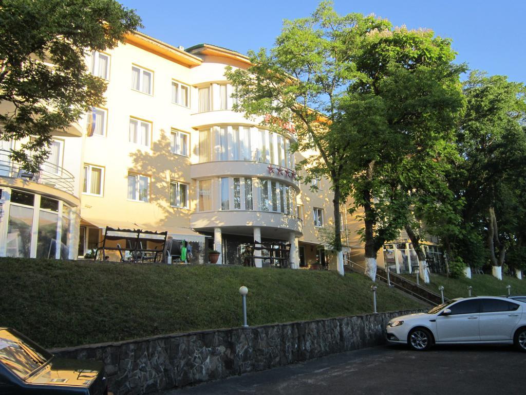Quelle Polyana Hotel Bagian luar foto
